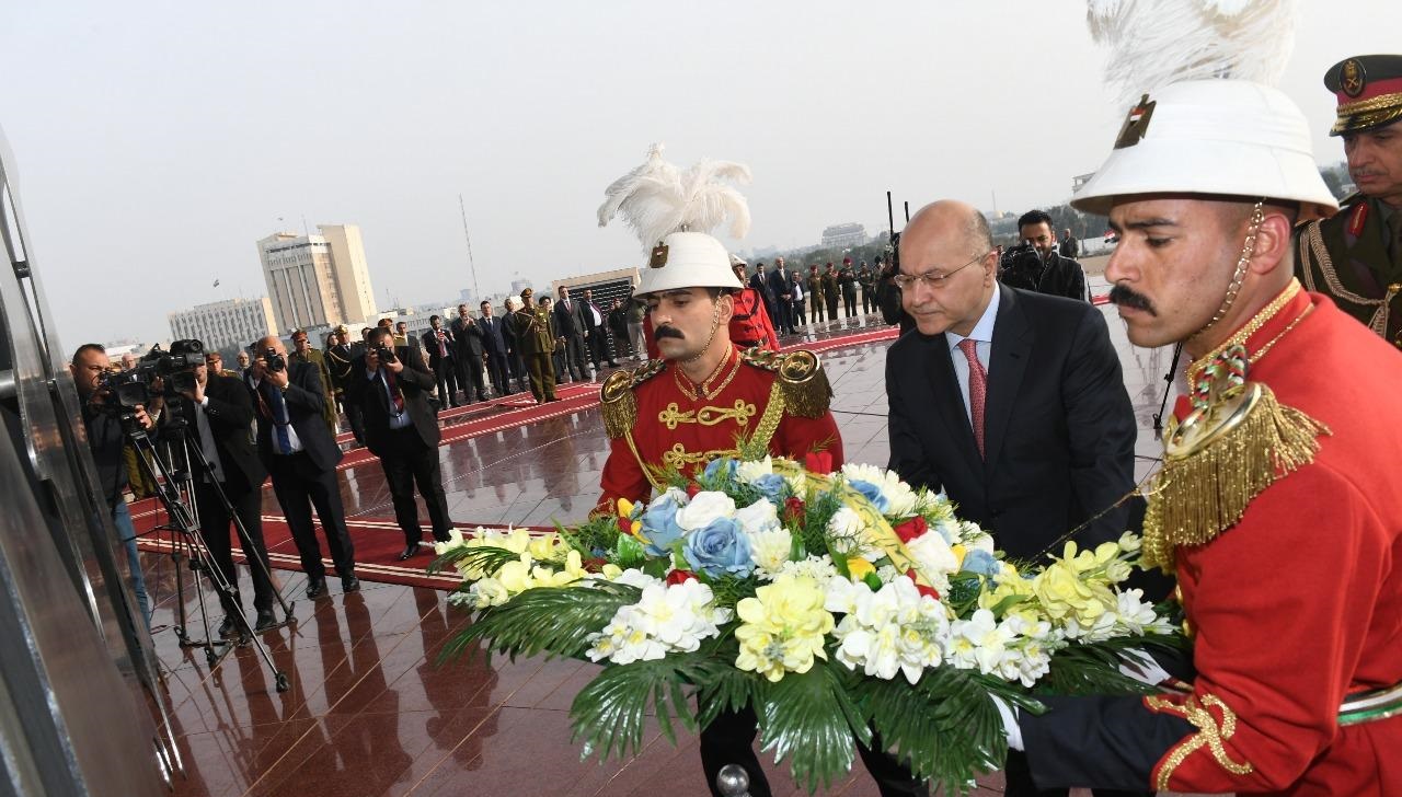 الرئيس العراقي يضع إكليل زهور على نصب الجندي المجهول