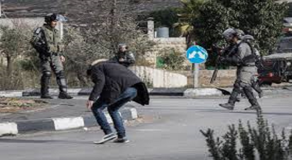 قوات الاحتلال تطلق النار على الفلسطينيين خلال اقتحامها مدينة البيرة 