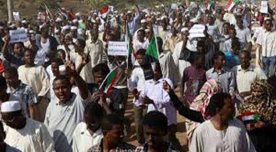 تواصل الاحتجاجات في السودان وسلطات الامن تعتقل اساتذة جامعيين في الخرطوم 