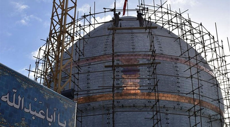 بالصور... الايرانيون ينجزون المرحلة الاخيرة من بناء قبة مرقد الامام الحسين(ع)