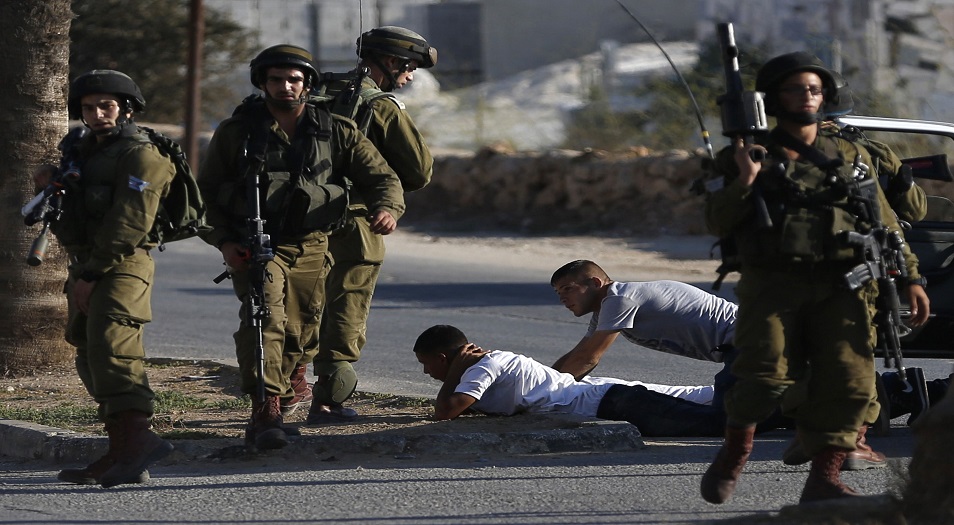 قوات الاحتلال الاسرائيلي تعتقل 18 فلسطينيا في الضفة وتسرق اموالا وممتلكات خاصة