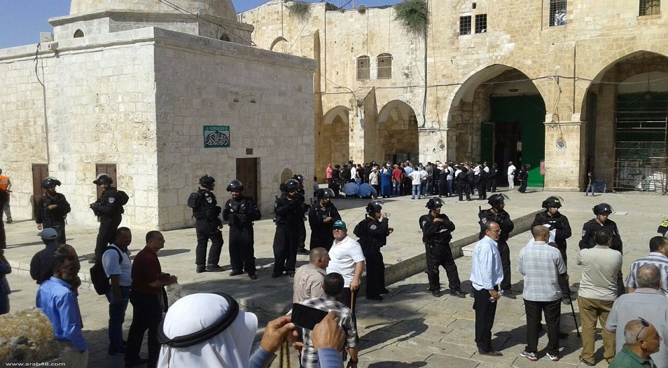 عشرات المستوطنين الصهاينة يدنسون المسجد الأقصى المبارك 