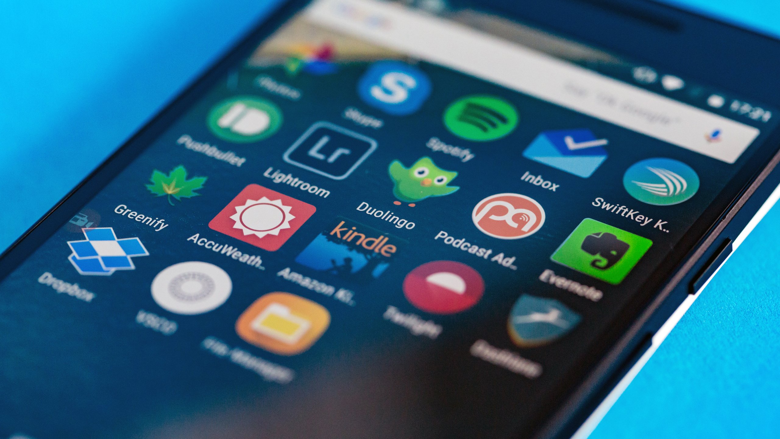 إنتبه... 22 تطبيقا "محتالا" يدمرون بطارية هاتفك الذكي