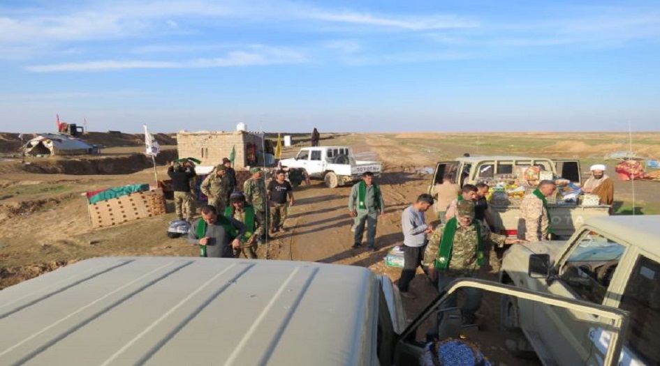 بالصور.. قافلةٌ من المساعداتِ تصلُ للمقاتلين الرّابضين على الحدود العراقيّة السوريّة
