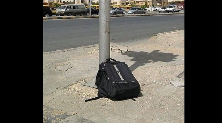 شاهد..حقيبة سفر ملقاة في احدى شوارع بغداد "هذا ما وجد بداخلها؟!"