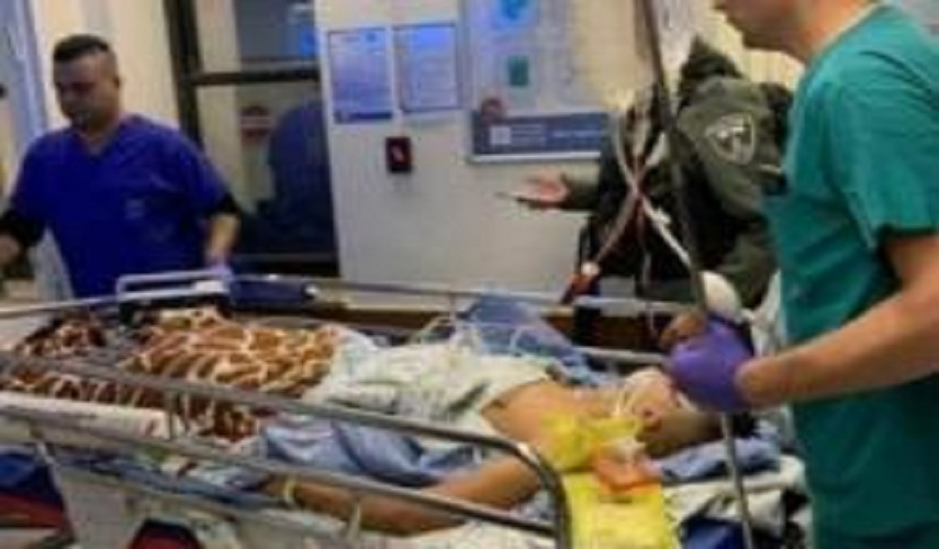 الشرطة الصهيونية تعتقل طفلا فلسطينيا جريحا وتقييده بسرير المستشفى
