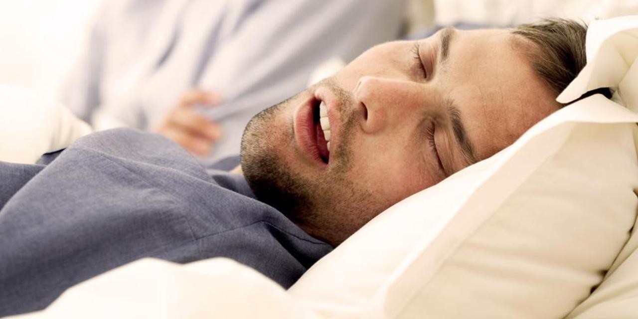 أسباب فتح الفم أثناء النوم وما هي الحلول؟