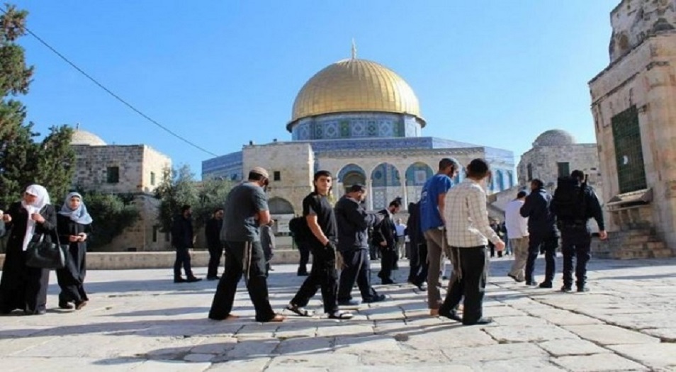 عشرات المستوطنين اليهود يدنسون حرمة الاقصى المبارك
