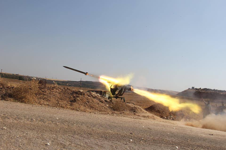 حمله موشکی بسیج مردمی عراق به مواضع تروریست های داعش در شرق سوریه