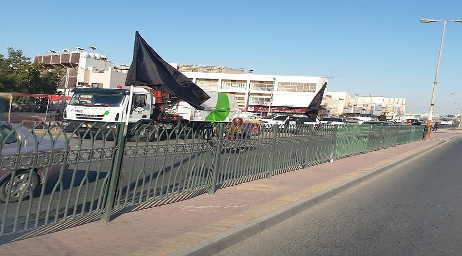 الأمن البحريني يعتدي على المظاهر الدينية ويصادر الأعلام والسواد
