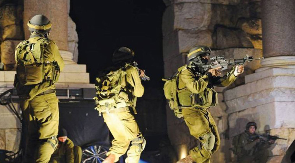 بالأسماء... الإحتلال يعتقل 13 فلسطيني في الضفة