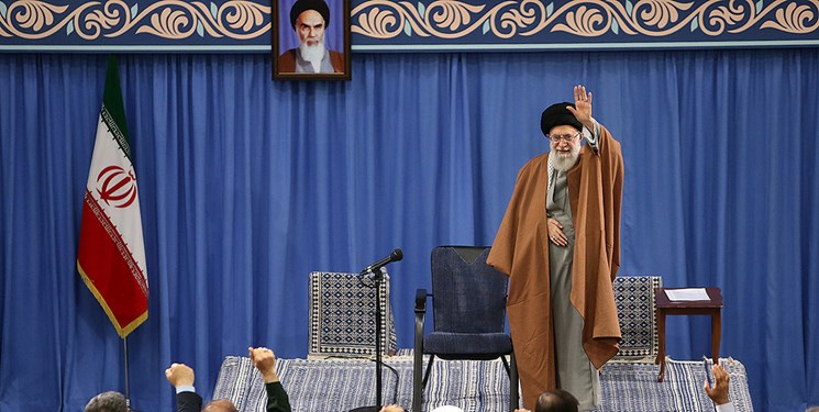 رهبر معظم انقلاب اسلامی: امریکا در حال ضعیف‌تر شدن است مسئولان مراقب خدعه اروپایی‌ها باشند