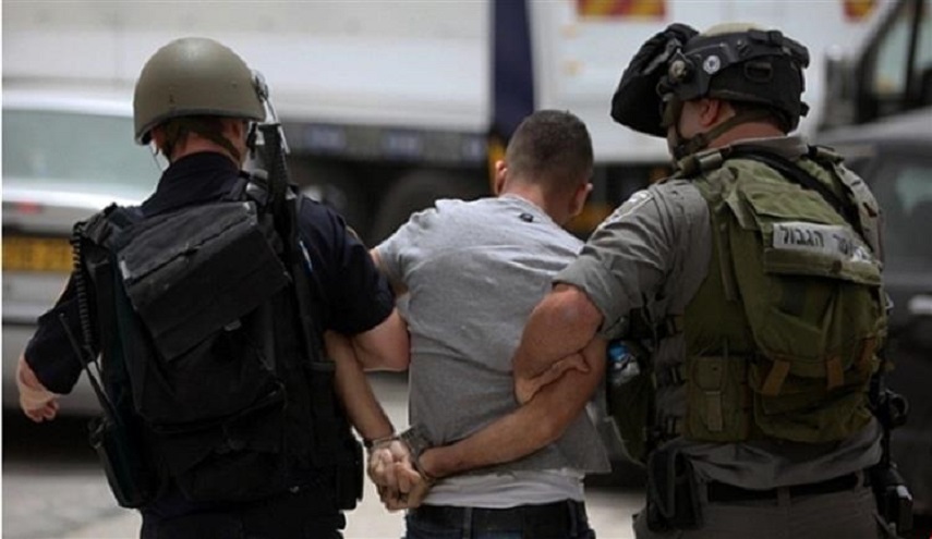 قوات الإحتلال تعتقل عشرات الفلسطينيين في الضفة الغربية