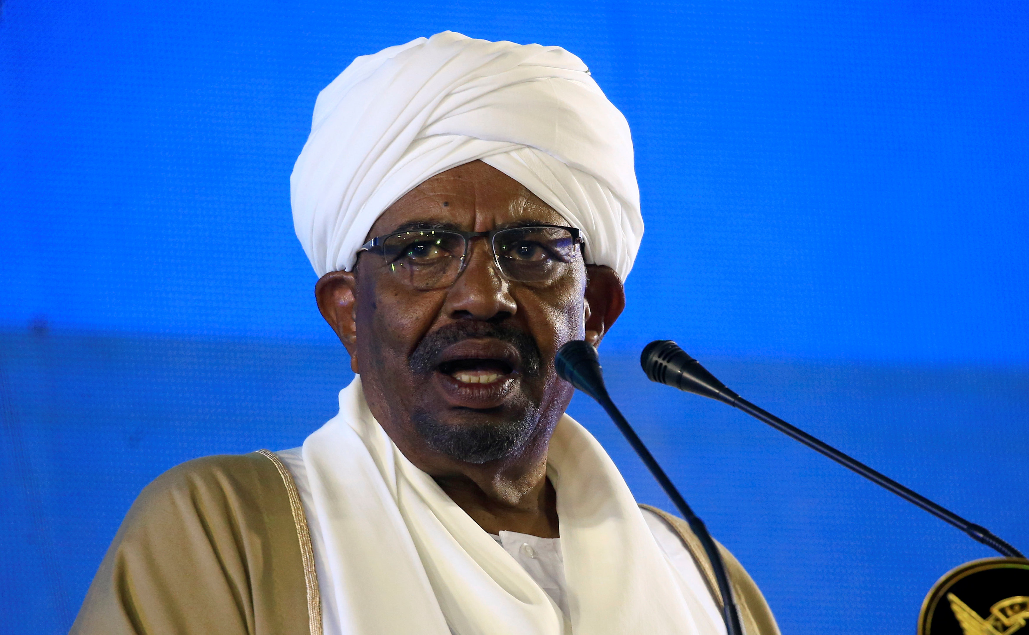 السودان.. البشير يعلن الطوارئ وحل الحكومة