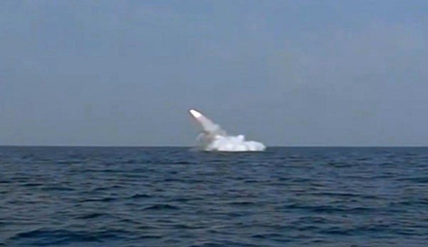 ايران تطلق للمرة الاولى صاروخ كروز من غواصة 