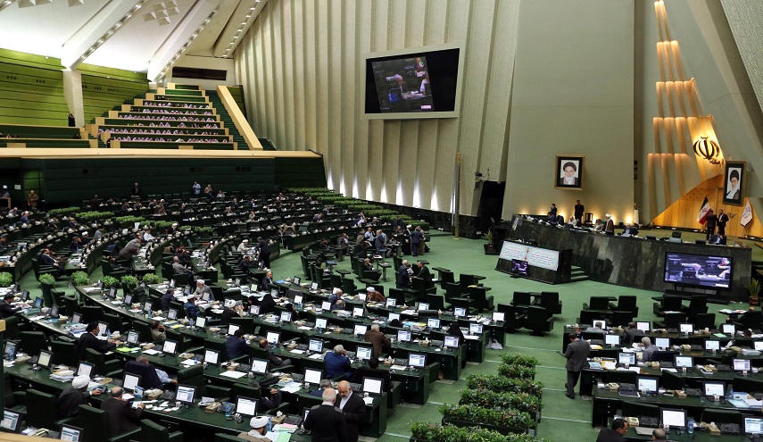 أغلبية النواب الايرانيين يطالبون بمواصلة ظريف مهامه