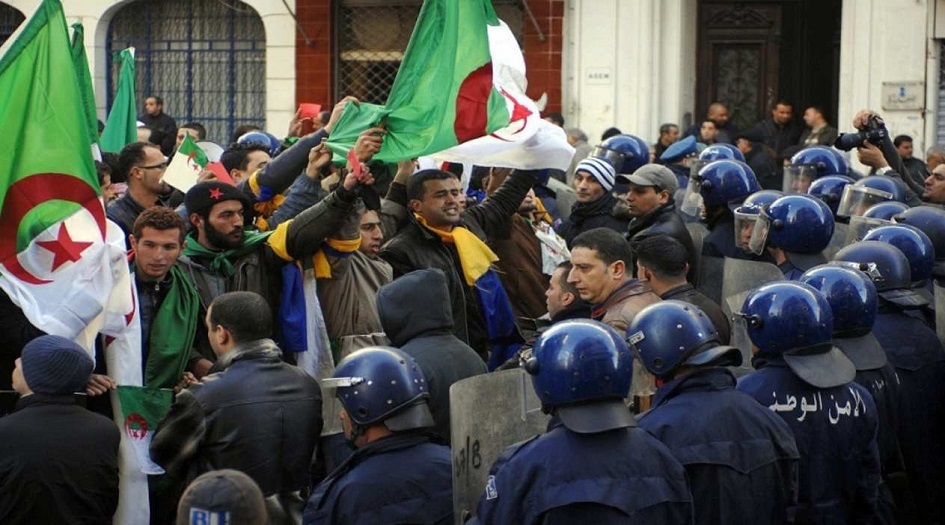 الحكومة الجزائرية تغلق الجامعات لمنع استمرار الاحتجاجات الطلابية