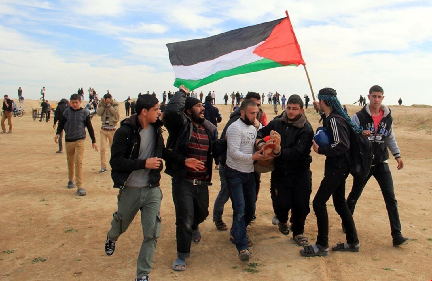 شهيد فلسطيني في خانيونس واعتقالات بالضفة