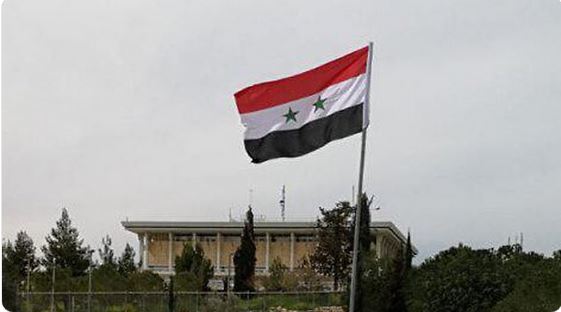 بالصور..رفع العلم السوري على مبنى الكنيست الإسرائيلي 