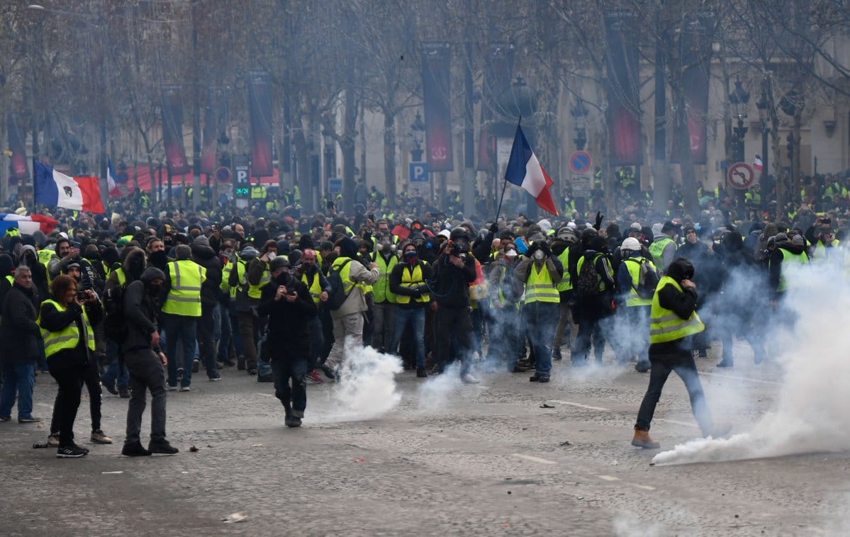 فرنسا.. مواجهات بين الأمن والسترات الصفراء في باريس