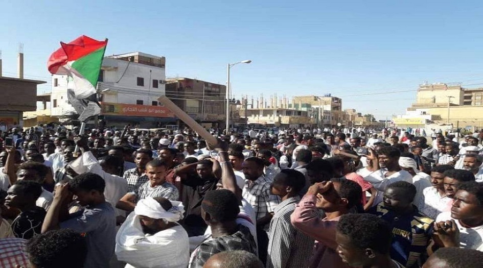 الطلاب ينضمون الي مظاهرات في شوارع العاصمة الخرطوم