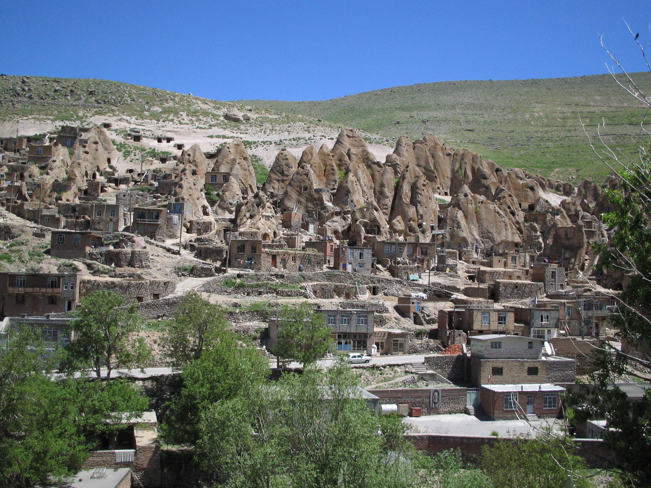 قرية كندوان الصخرية.. من عجائب البناء على الجبال