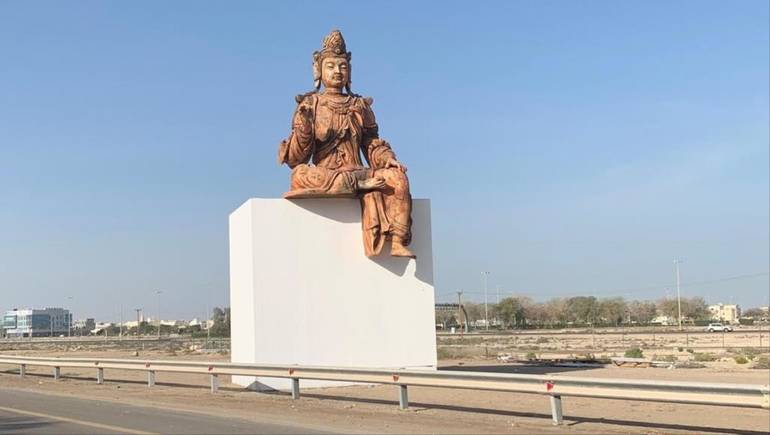 تمثال "بوذا" على طريق أبو ظبي يثير جدلا فقهيا حادا