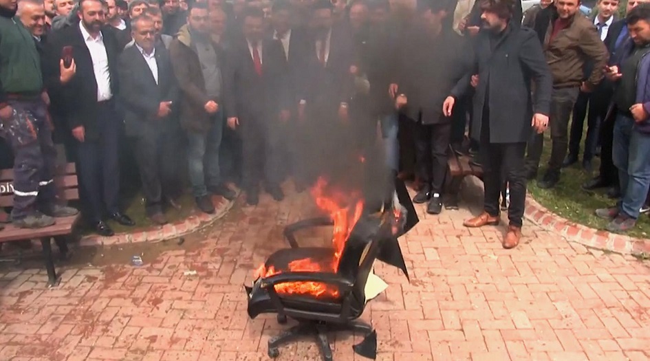 رئيس بلدية تركية منتخب يضرم النار في كرسيه !!