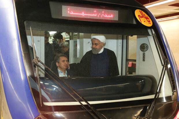 بالصورة..الرئيس روحاني يفتتح قطار منطقة دولت آباد "المزدحمة بالعرب"