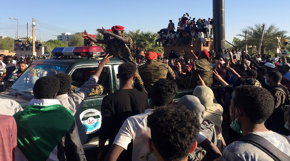 إطلاق ابواق السيارات في الخرطوم وسط انباء عن تنحي البشير 