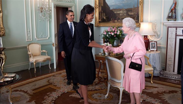 بالصورة.. ميشيل أوباما تخرق بروتوكولا خلال لقائها بالملكة