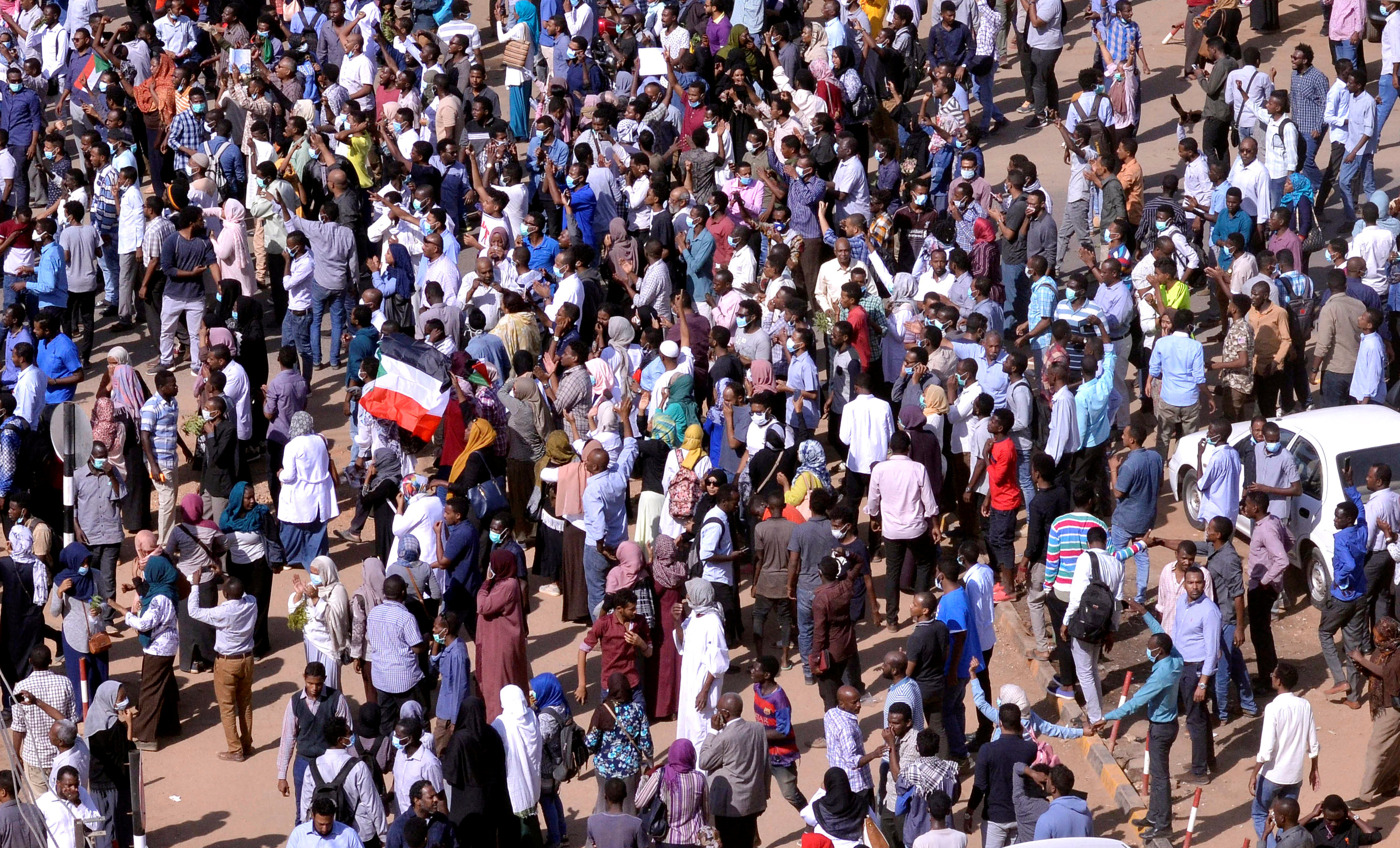 السودانيون يهددون بمسيرات مليونية في حال عدم الإستجابة لمطالبهم