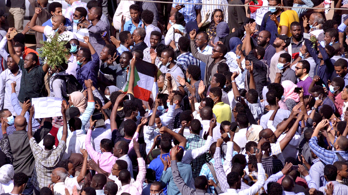 المتظاهرون في السودان يواصلون احتجاجاتهم للضغط على المجلس العسكري