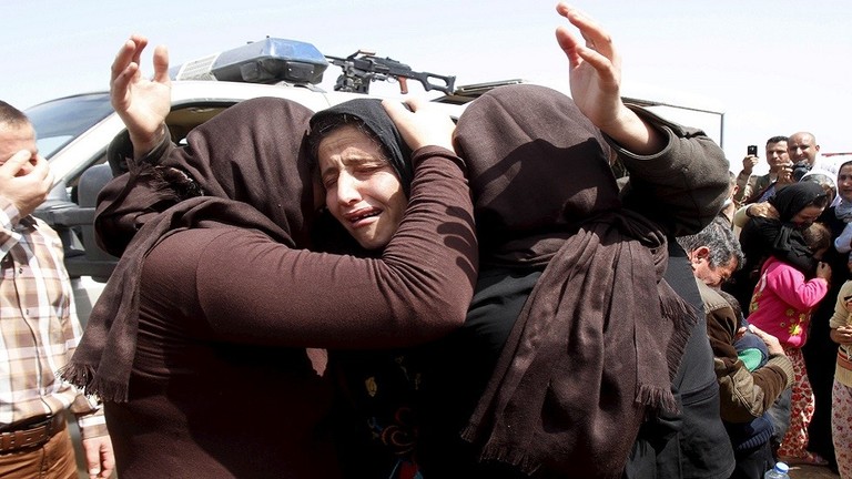 دواعش يقتادون مختطفات إيزيديات من العراق لبيعهن في سوريا