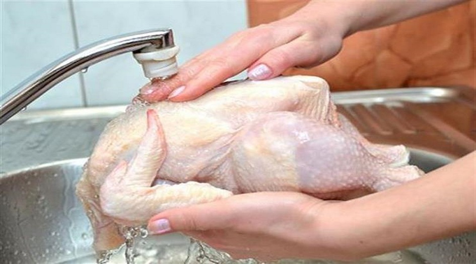 “لا تغسلوا الدجاج النيئ قبل طهوه “!!