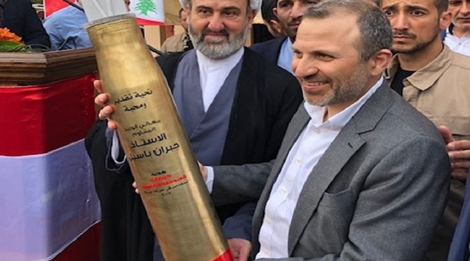 حزب الله يقدّم قذيفة صاروخية لـ"جبران باسيل" المقاوم +الصور