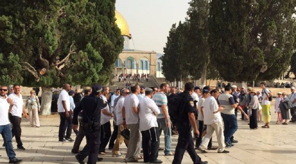 عشرات المستوطنين الصهاينة يقتحمون باحات المسجد الأقصى 