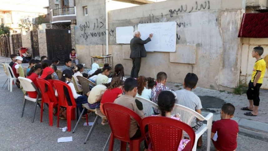 معلم عراقي يقدم دروساً مجانية لابناء الفقراء في الشوارع