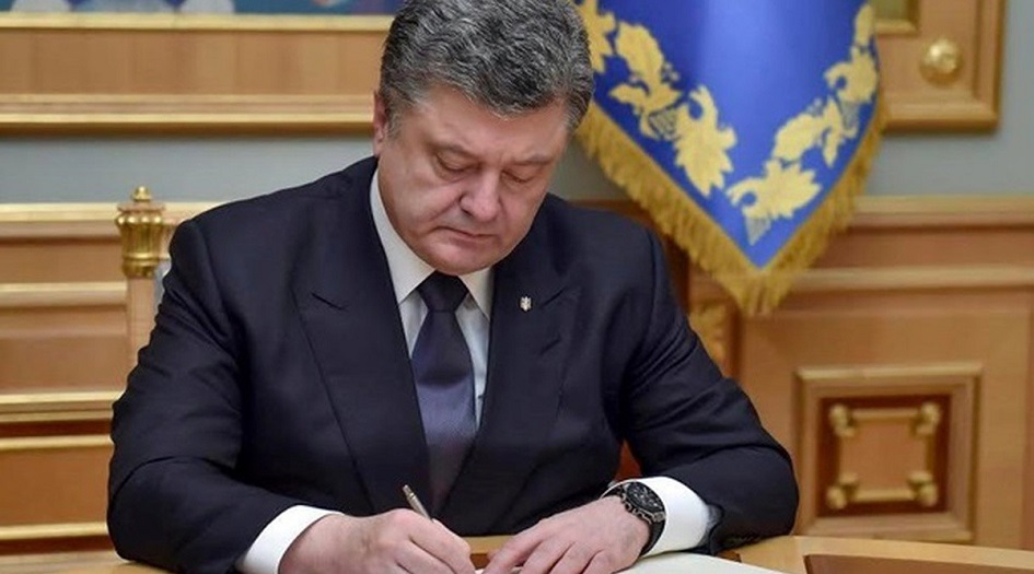 الرئيس الأوكراني يوقع قانونا يلزم مؤسسات الدولة بـ