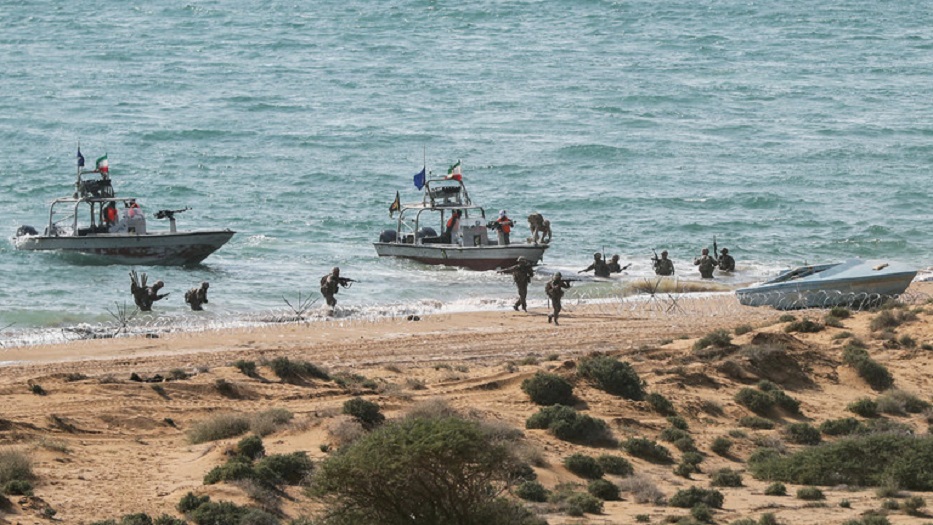 إيران تنفي تركيب الحرس الثوري صواريخ مجنحة على قوارب لها