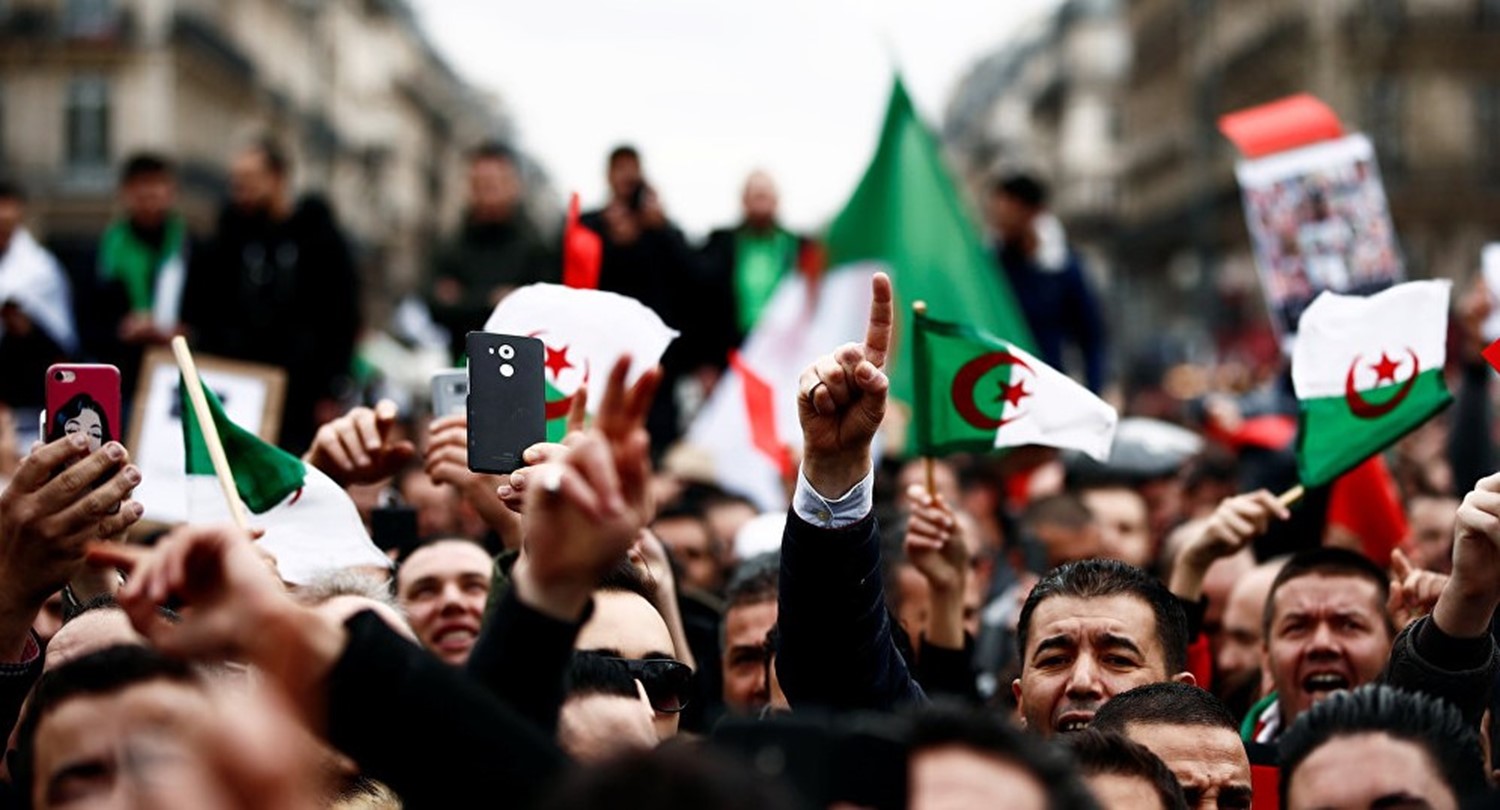 الجزائريون يخرجون الى الشوارع وحديث عن رفض الانتخابات