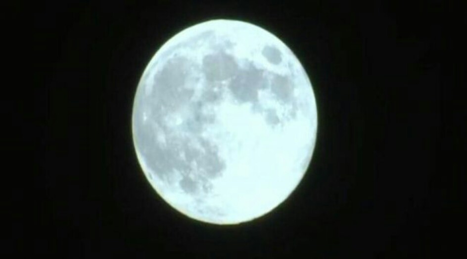 “القمر الأزرق”.. الأرض تشهد ظاهرة فلكية استثنائية