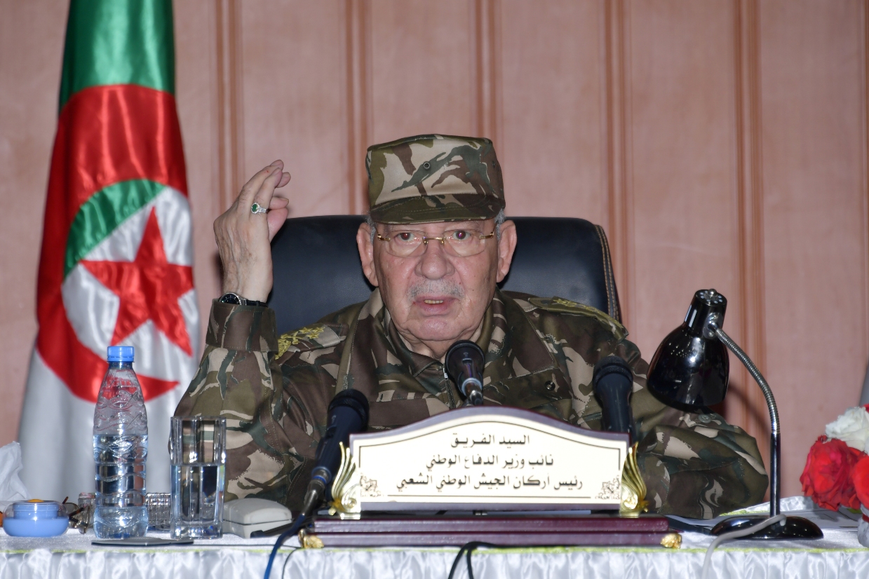 قايد صالح للجزائريين: لا تسمحوا للخبيثين بالتسلل بينكم ! 