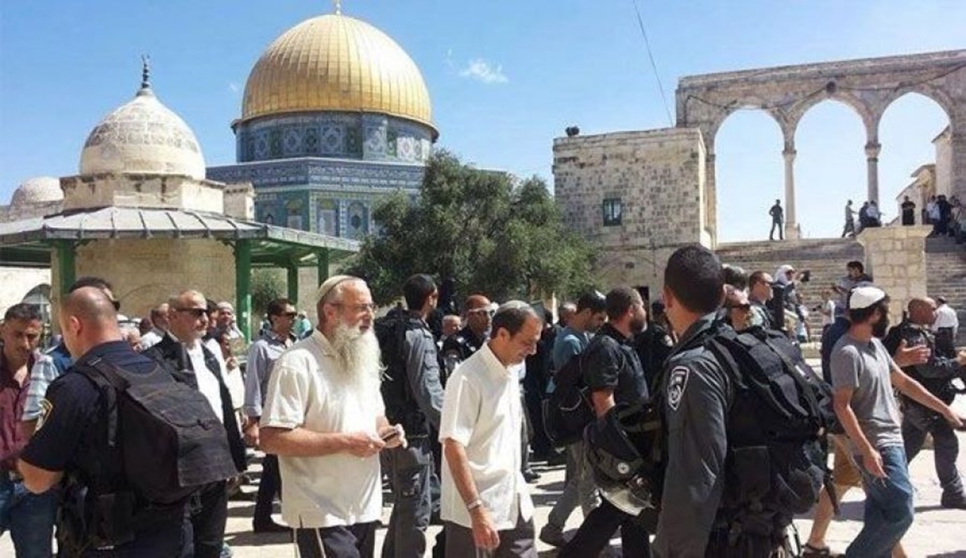 المستوطنون يقتحمون المسجد الأقصى بحماية شرطة الإحتلال