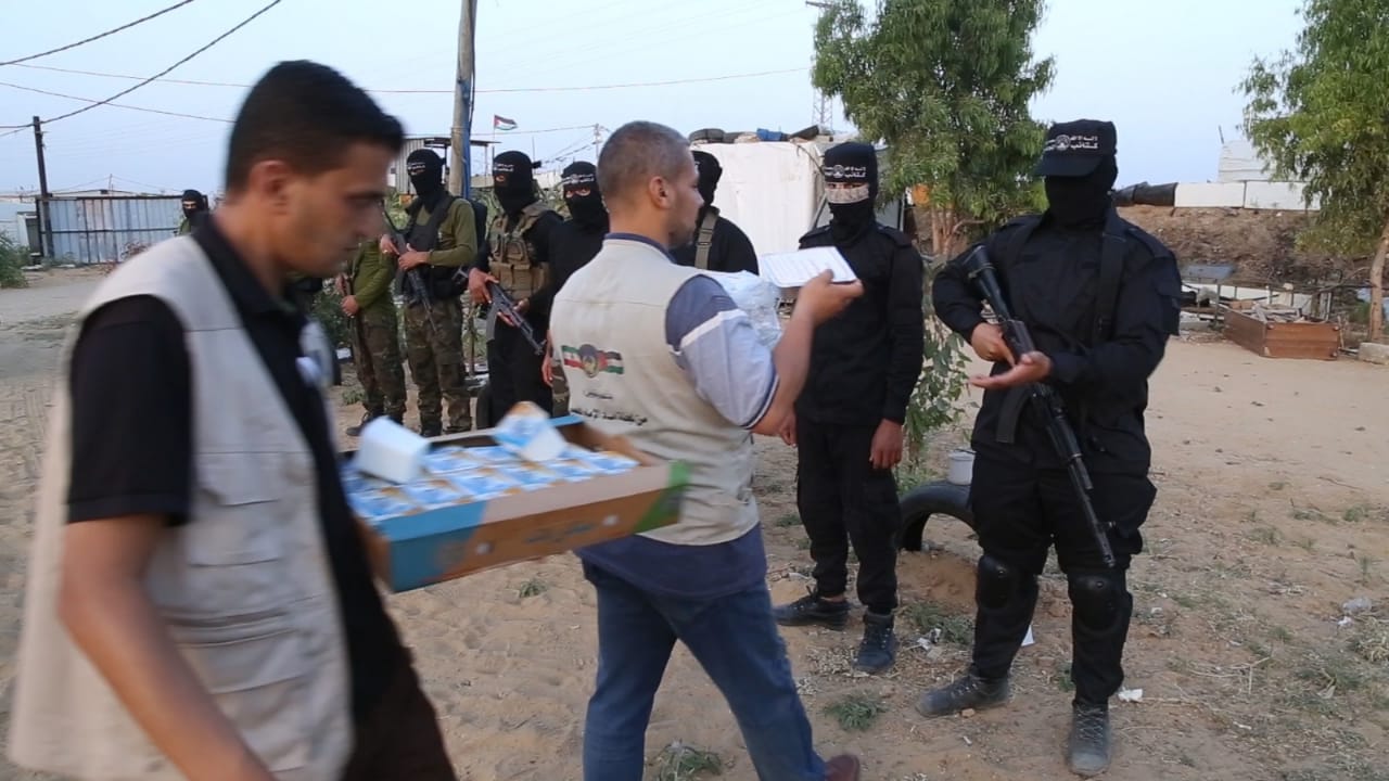 لجنة إمداد الإمام الخميني توزع وجبات إفطار على أبناء غزة