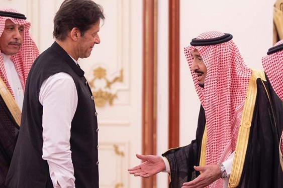 رفتار تحقیرآمیز نخست‌وزیر پاکستان با پادشاه سعودی + فیلم