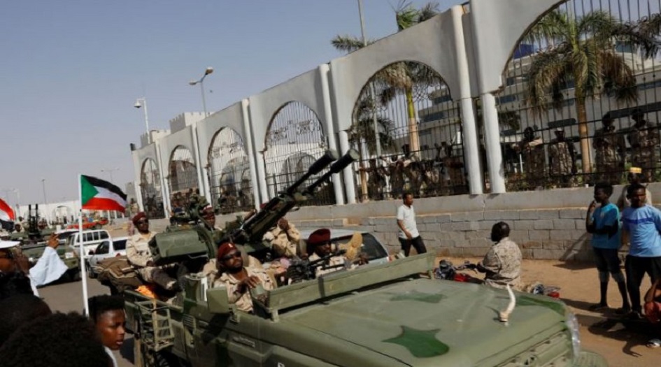 القوات السودانية تغلق وسط الخرطوم والمعارضة تدعو لاسقاط المجلس العسكري