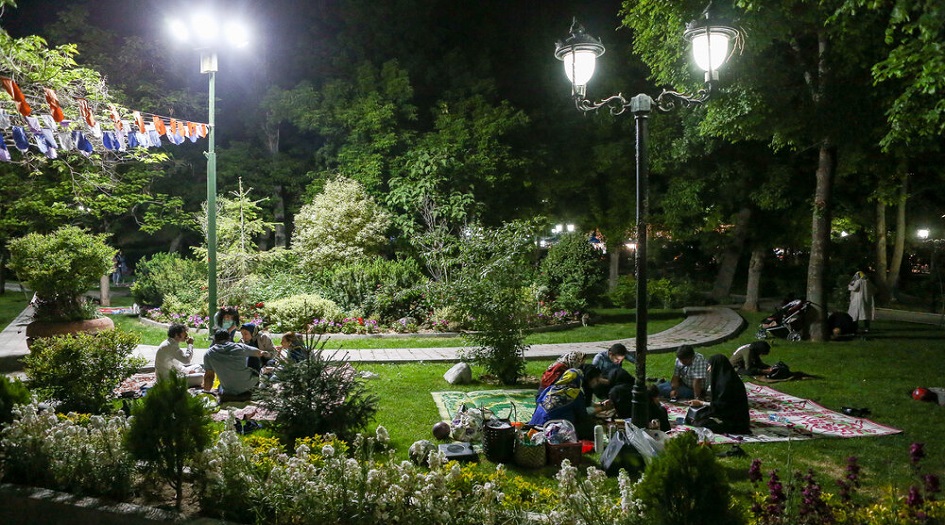 بالصور.. موائد الافطار تزين متنزهات طهران 