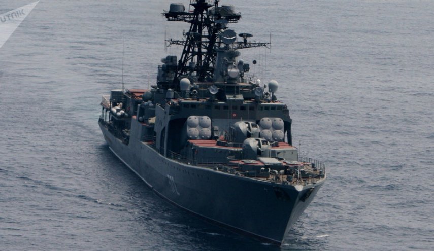 سفينة عسكرية روسية تنزع فتيل 