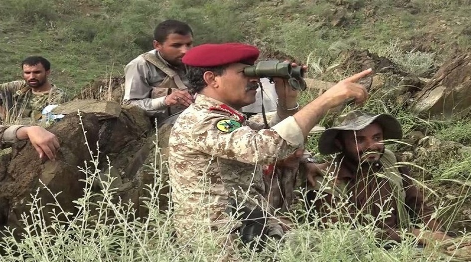 وزير الدفاع اليمني يجول في محور نجران بعد السيطرة على مواقع سعودية